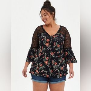 NWT Torrid 2 Super Soft V-Neck Lace Inset Bell Sleeve Button-Front Top